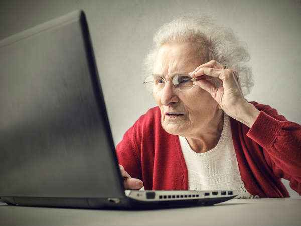 Immagine di persona anziana che usa il computer Immagine di persona anziana che usa il computer